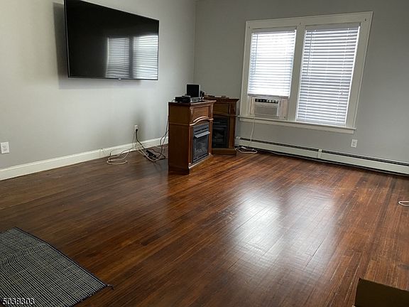 3rd image of 27 Manning Ave