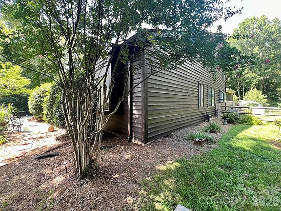 4th image of 200 Foxlair Ct