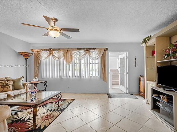 3rd image of 2058 Cambridge Cir #C