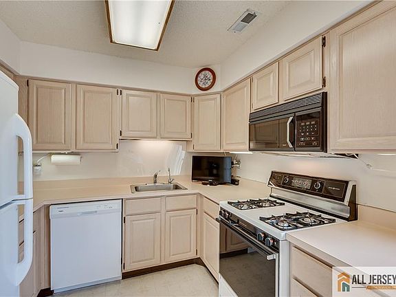 5th image of 33 Keith Ct