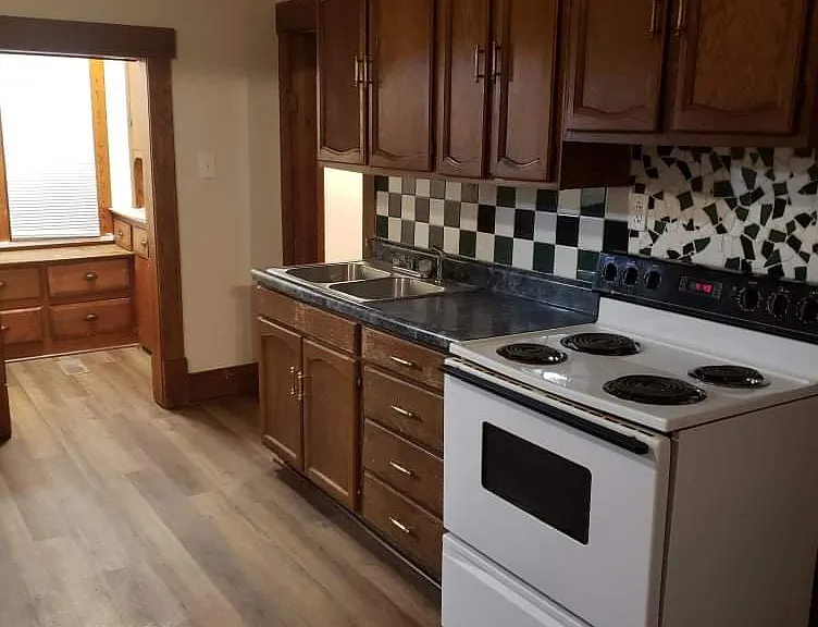 619 W Elm St — Photo 3