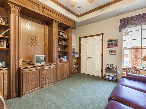 Study with oak built-ins