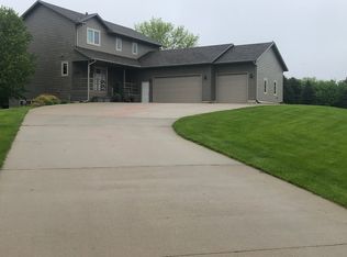 8709 E Saddle Creek Rd, Sioux Falls, SD 57110