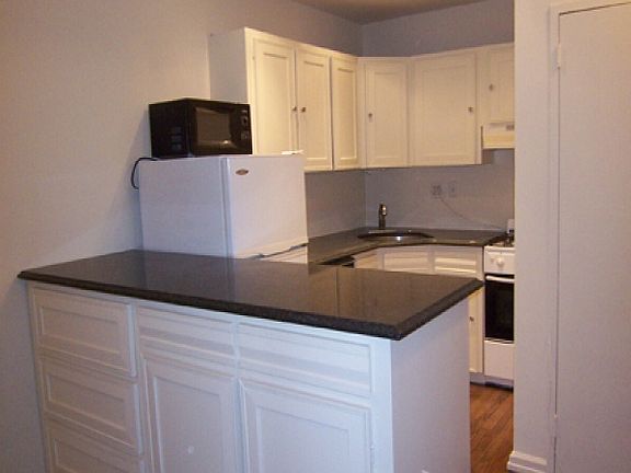 3rd image of 219 W 14th St APT 2RE