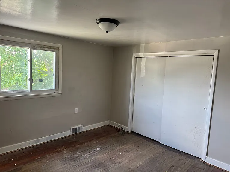880 Miller Ave — Photo 4