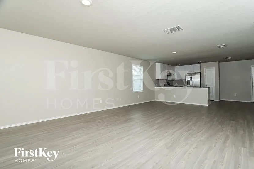 3 bed, 2.0 bath, 1474 sqft, $1,540 — Photo 4