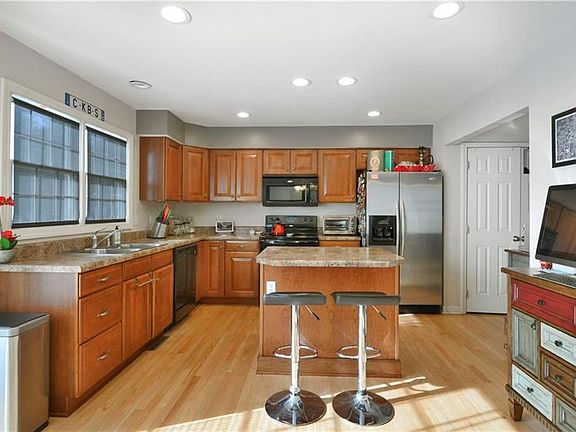 2nd image of 303 Marshall Heights Dr