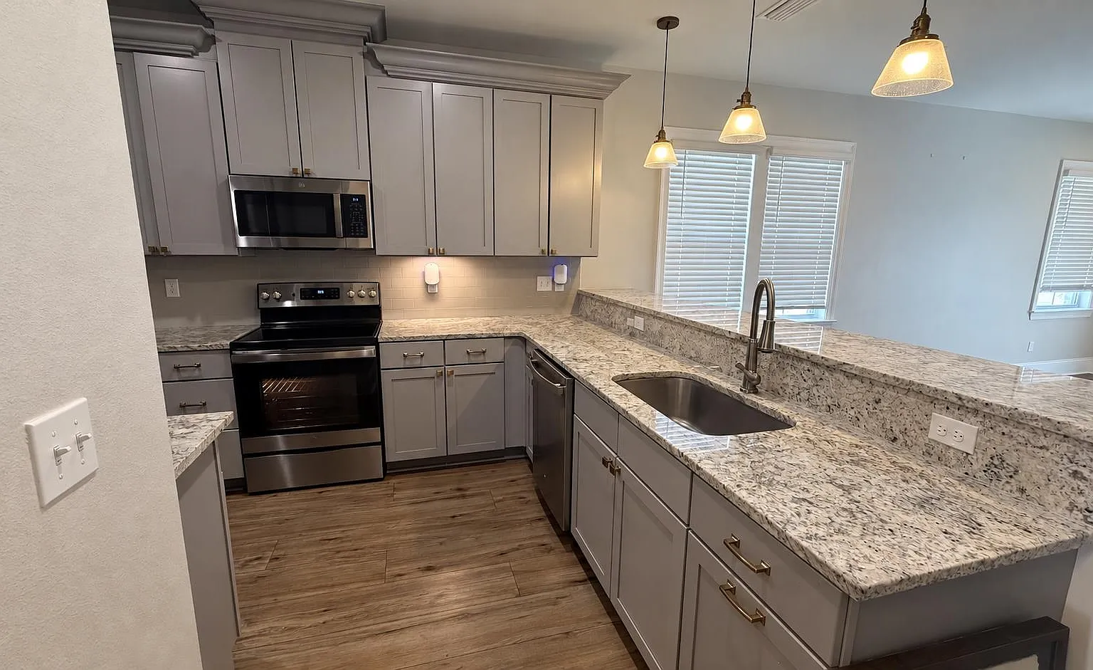 4 bed, 1995 sqft, $2,850 — Photo 3