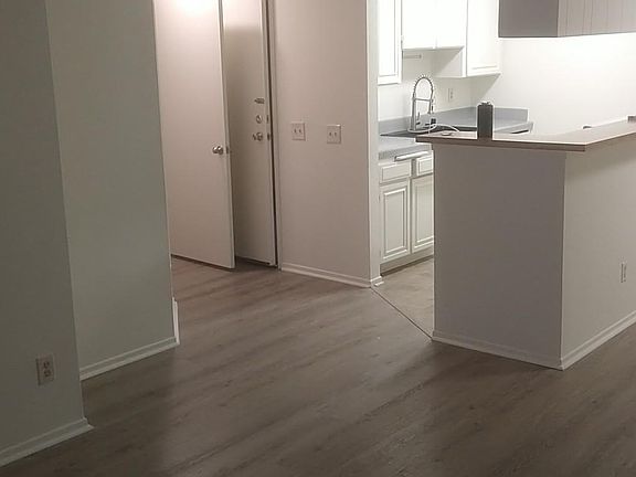 4th image of 10836 Kling St #103