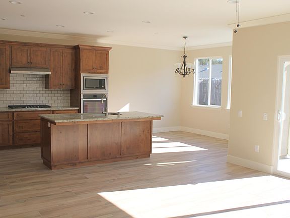 5th image of 714 Hill St