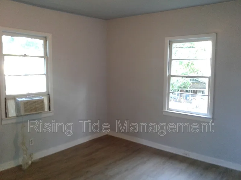 Building Photo - 220 58th St