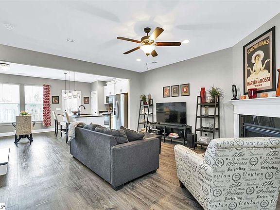 2nd image of 21 Timber Oak Way