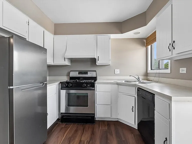 386 Echo Ln #4 — Photo 2