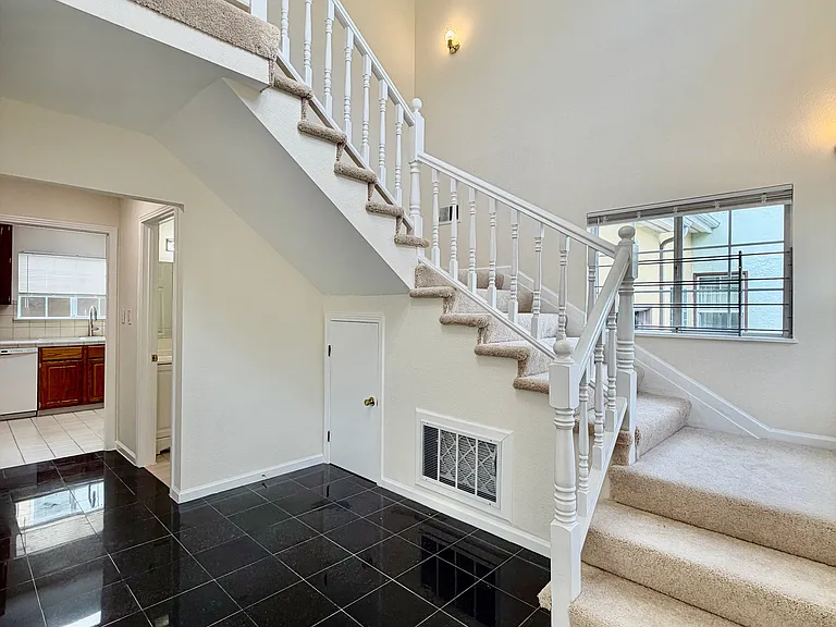 712 Prospect Row — Photo 2