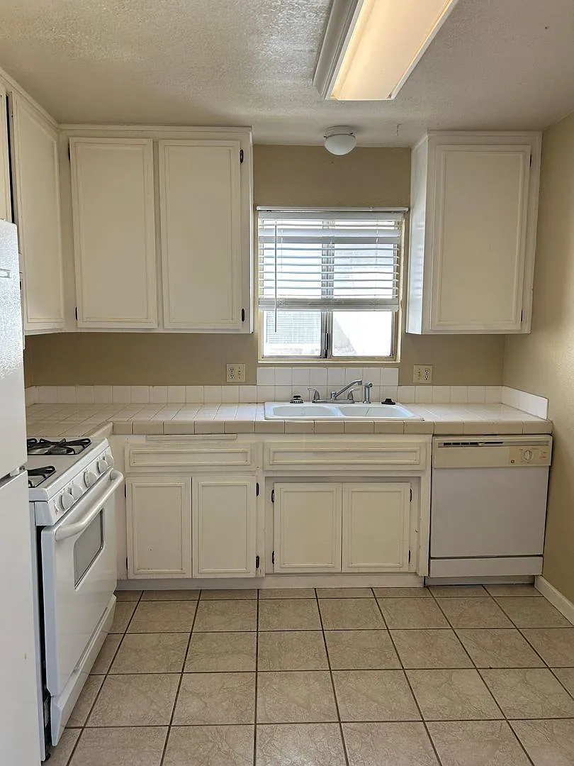 2Bedroom/1 Bath Condo with private Yard and 1 Car Garage. Water/Trash Included — Photo 4