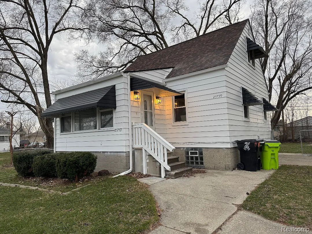 25759 Groveland St photo 1