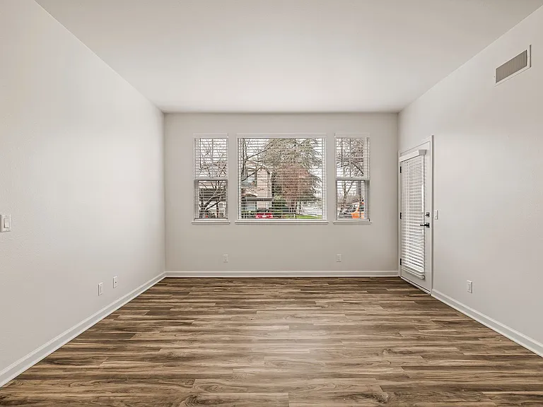 Sterling Oaks Luxury Apartments — Photo 19