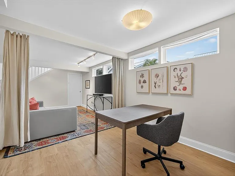 221 13th Ave NE — Photo 32