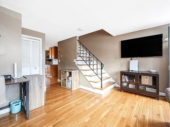 2nd image of 10 Robins St Unit 10