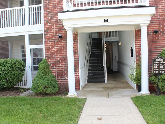 3rd image of 826 W Summerfield Glen Cir