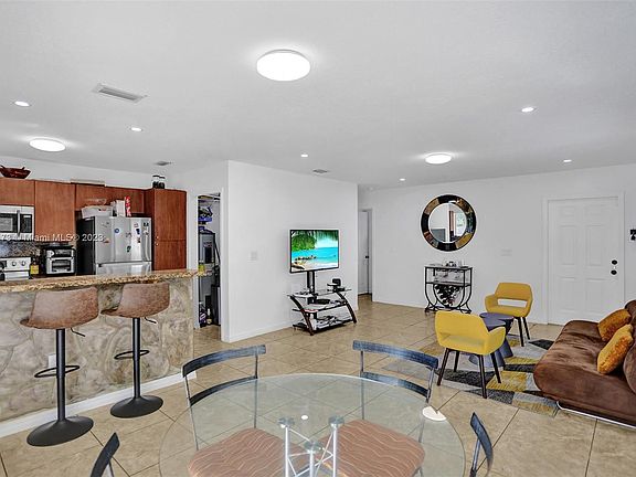 4th image of 420 NW 51st St #420