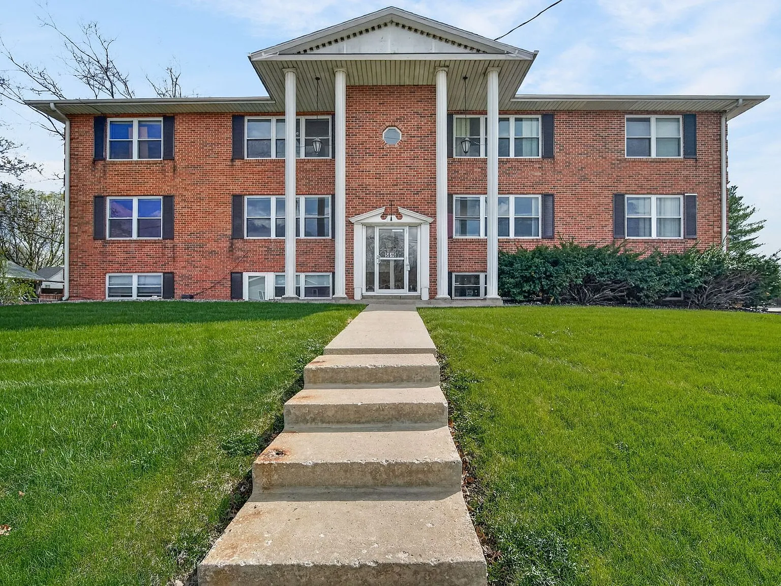 Beautifully Remodeled 2BR Apartment on Hickman Rd | Bright & Spacious in Merle Hay — Photo 2