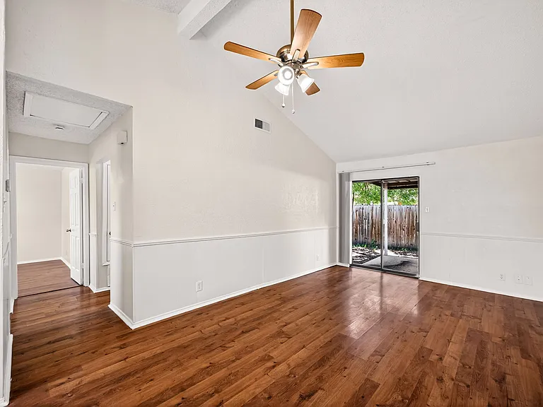 208 Bexar Dr — Photo 8