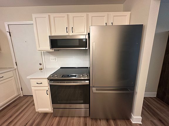 3rd image of 3970 Leroy Blvd