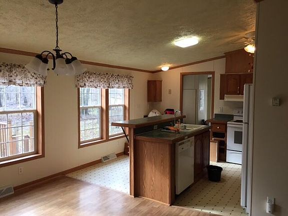 Full kitchen with Island/bar