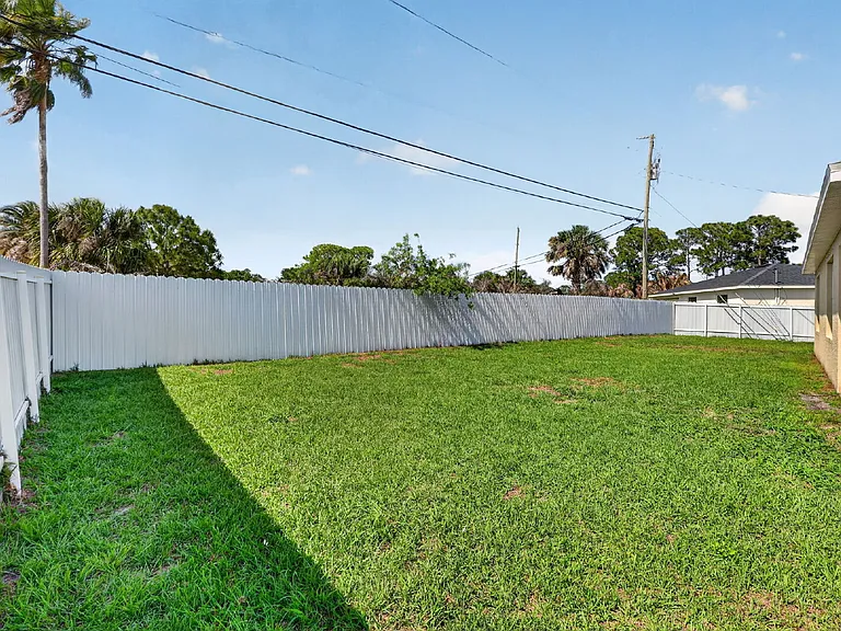393 SW Tarra Ave — Photo 43