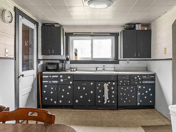 3rd image of 33 Hidden Valley Rd