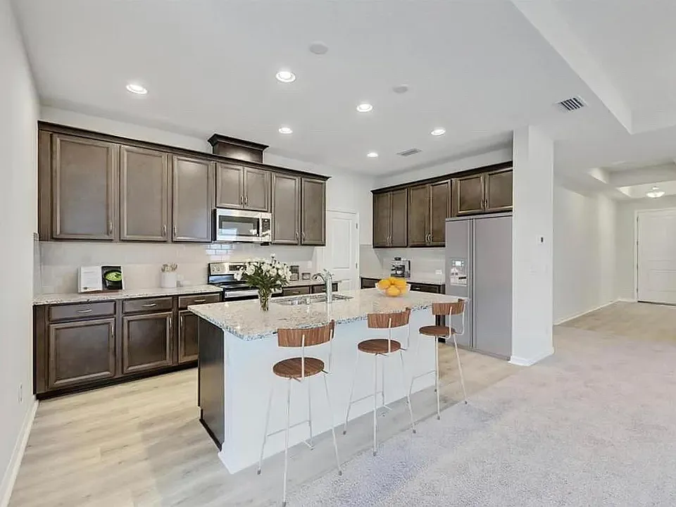 3 bed, 1890 sqft, $2,995 — Photo 3