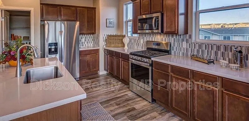 3 bed, 2.5 bath, 1882 sqft, $3,400 — Photo 2