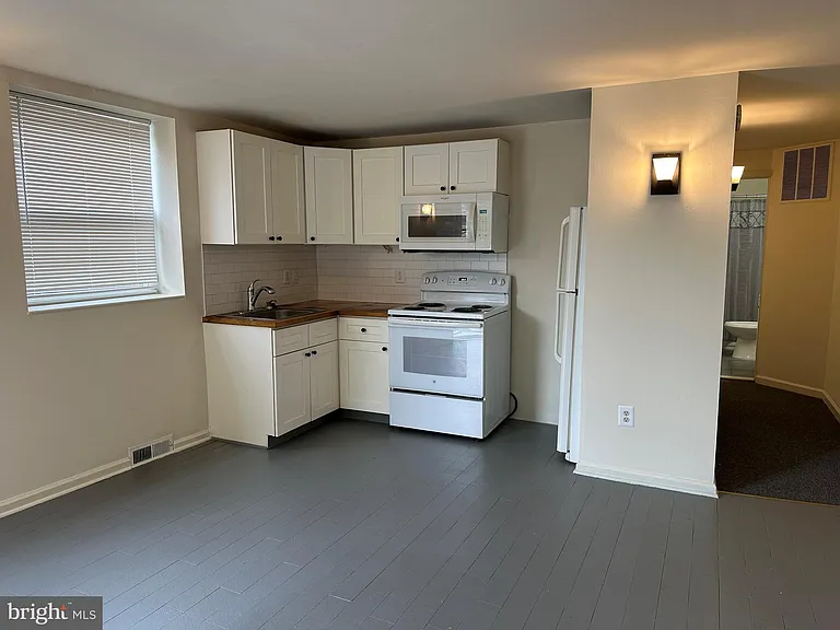 2621 E Thompson St — Photo 10