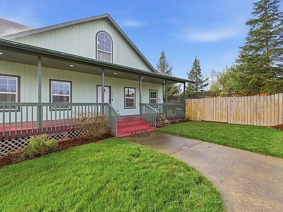 3rd image of 176 Nehalem Loop