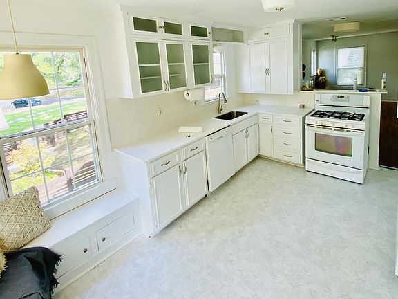 kitchen & breakfast nook