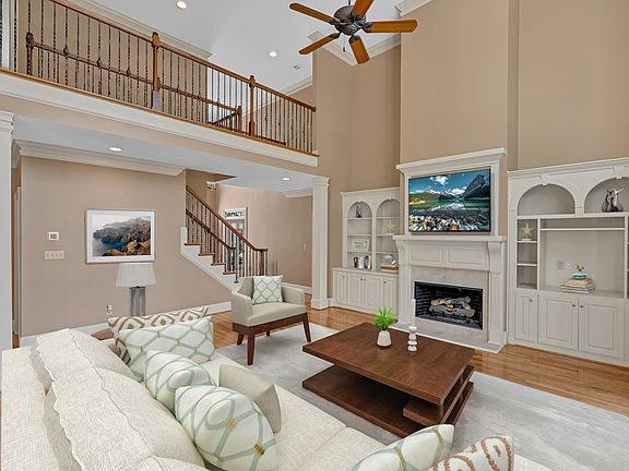 5th image of 310 Hidden Creek Cir
