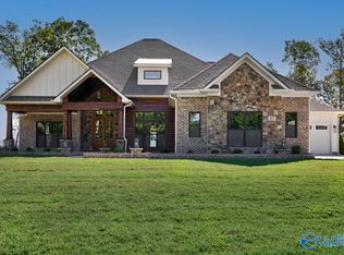 37 Ridge Bluff Cir, Huntsville, AL 35803