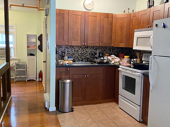 3rd image of 41 S Strawberry St Floor 3