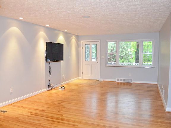 4th image of 1014 Indianwood Dr