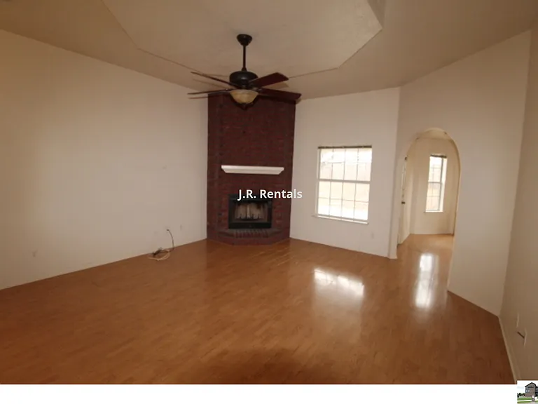 5211 James Loop — Photo 7