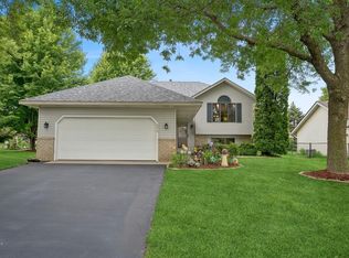 8270 Rhoy St, Victoria, MN 55386