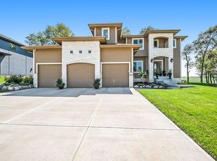 5163 Waterford Avenue Cir, Papillion, NE 68133