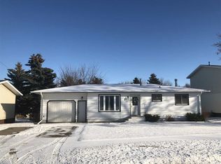 2024 9th St NW, Minot, ND 58703