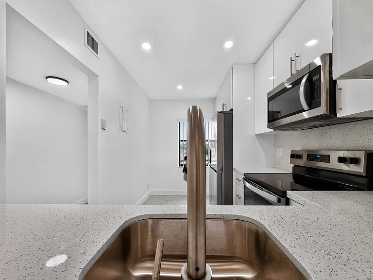 11358 Taft St #11358 — Photo 10