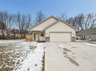 319 E Meadow St, Smithville, MO 64089