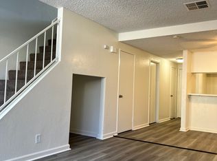43711 Challenger Way APT 10, Lancaster, CA 93535