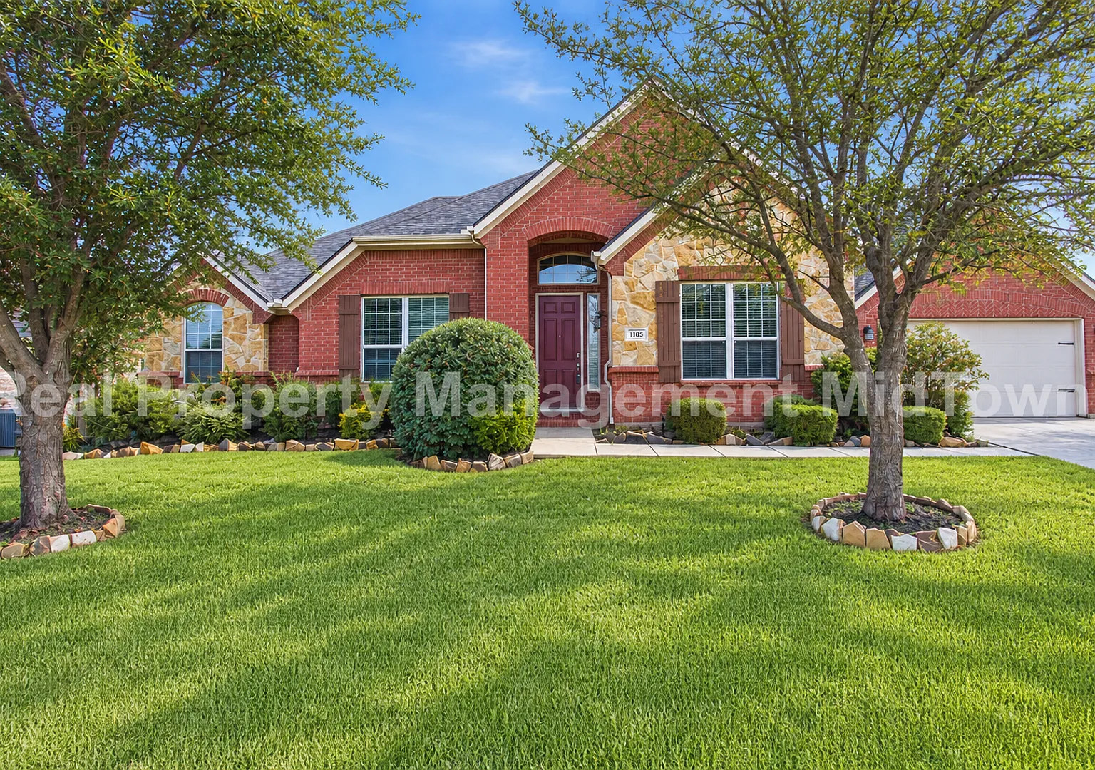 Spacious 4-Bedroom Home in Mansfield with Flexible Living Space! — Photo 1