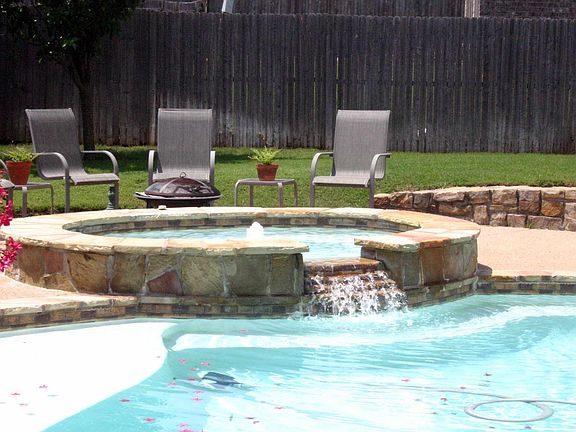 3rd image of 2965 Lakeview Cir