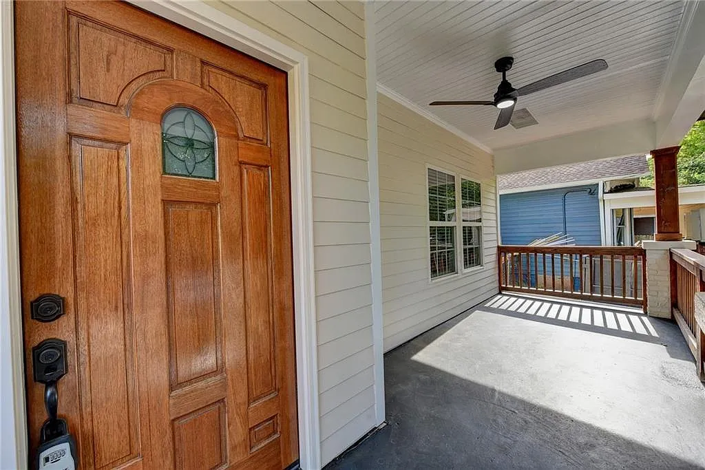 3 bed, 2.0 bath, 1276 sqft, $3,300 — Photo 2